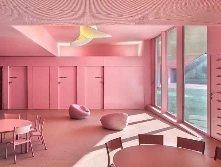 Salle de classe aux tons roses, portes et placards sur mesure