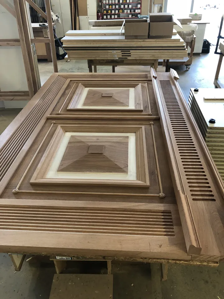 Porte en chêne à panneaux en cours de fabrication sur l'établi de l'atelier